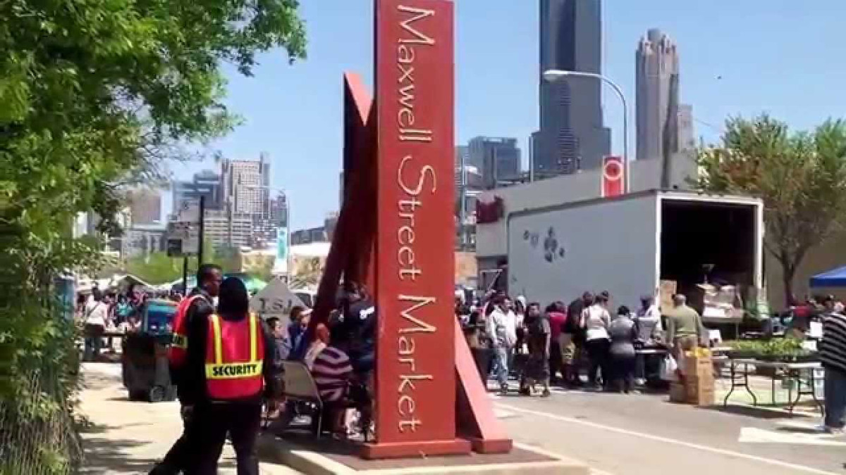 Ra đời từ thế kỷ IXX, khu chợ là nơi tập trung những nhạc cụ cổ nổi tiếng thế giới. Người dân đến đây không chỉ để mua sắm mà còn “phô diễn” khả năng âm nhạc của mình.