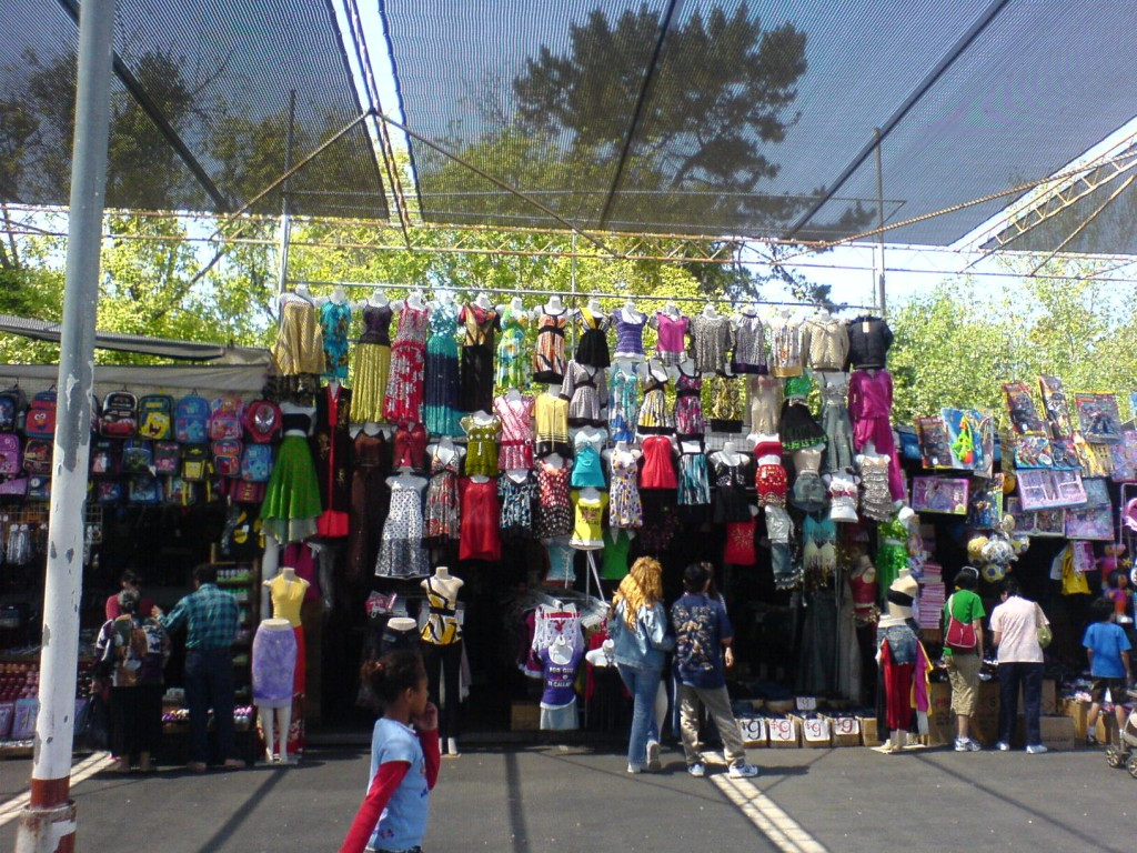 Chợ San Jose chuyên bán những đồ trang sức cổ, giày dép, truyện tranh và đồ chơi dành cho trẻ em. Nguồn ảnh: Printest.