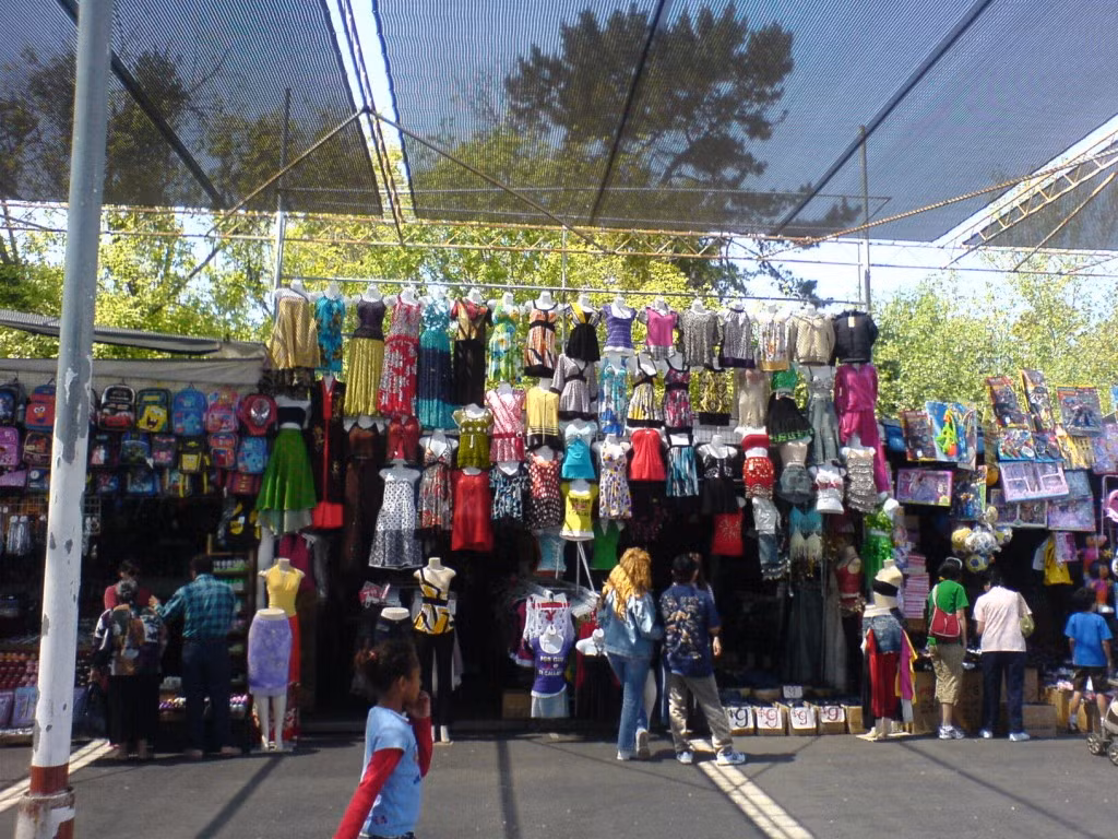 Chợ San Jose chuyên bán những đồ trang sức cổ, giày dép, truyện tranh và đồ chơi dành cho trẻ em. Nguồn ảnh: Printest.