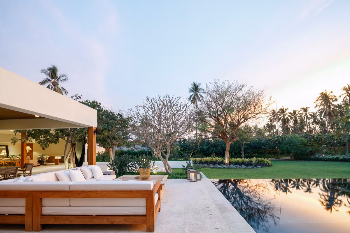 Không gian nghỉ ngơi thư giãn ngoài trời khiến công trình tựa như một biệt thự nghỉ dưỡng cao cấp.