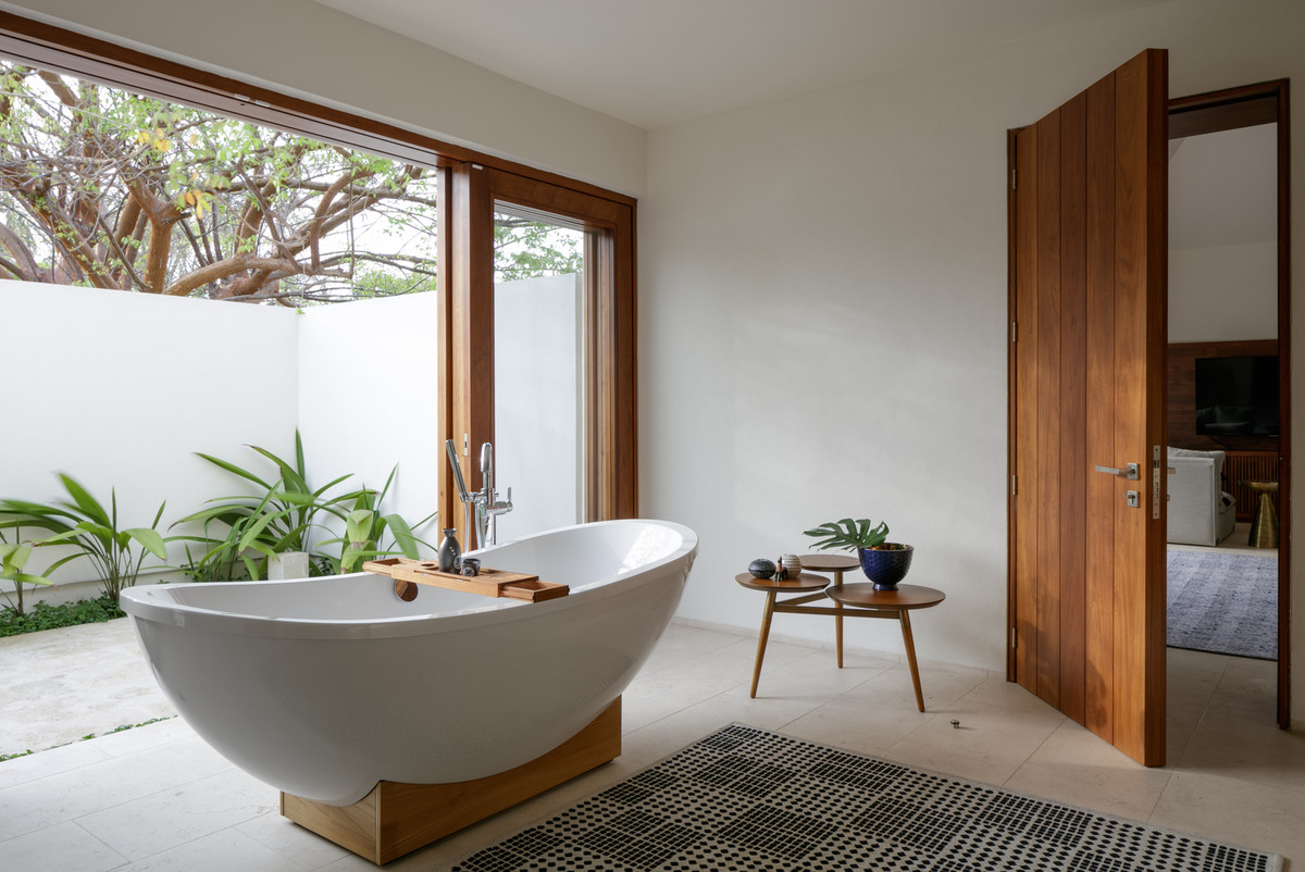 Bồn tắm lớn đặt trong không gian thiết kế mở. Nguồn ảnh: Archdaily.