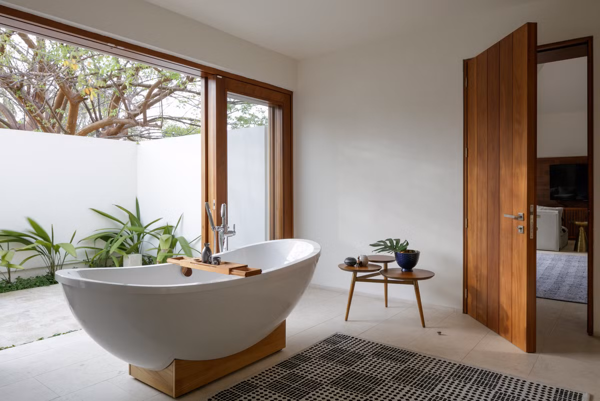 Bồn tắm lớn đặt trong không gian thiết kế mở. Nguồn ảnh: Archdaily.