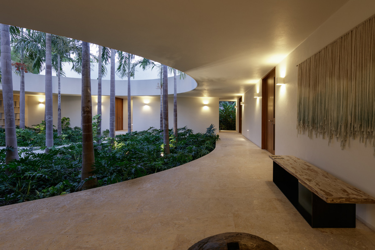 Nhờ cách thiết kế này mà ánh sáng và gió trời len lỏi khắp nơi trong nhà.