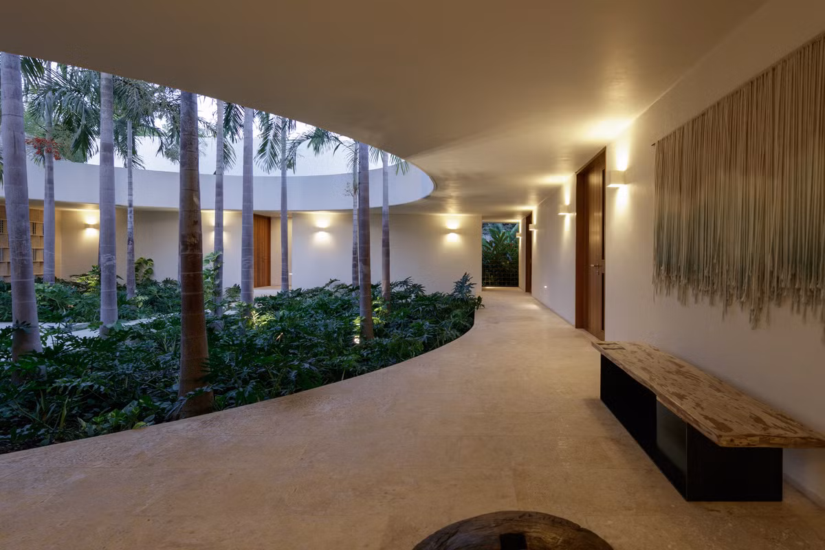 Nhờ cách thiết kế này mà ánh sáng và gió trời len lỏi khắp nơi trong nhà.