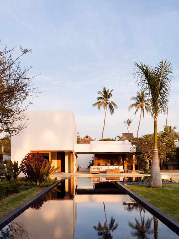 Lấy cảm hứng từ hình tượng thiên đường nhiệt đới, dinh thự mang đậm kiến trúc của Mexico truyền thống.