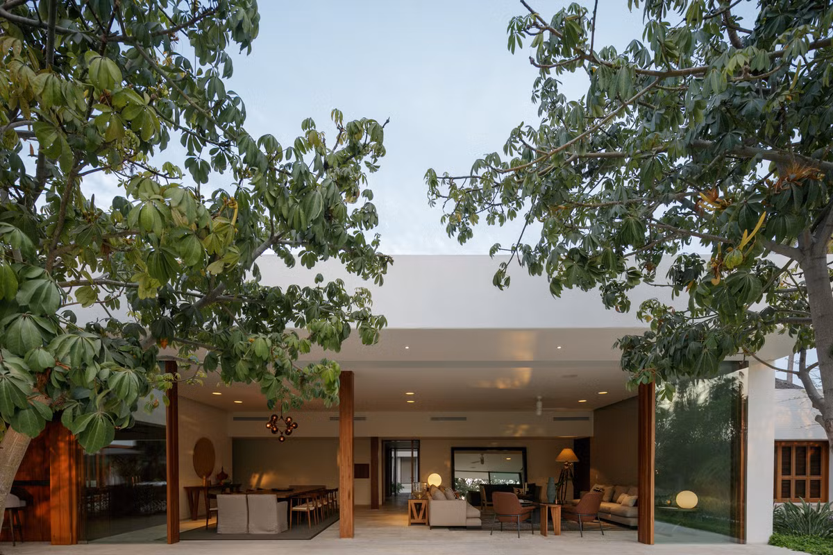 Tọa lạc tại Tecoman (bang Colima, Mexico), biệt thự là tổ ấm của gia đình trẻ với 4 thành viên.