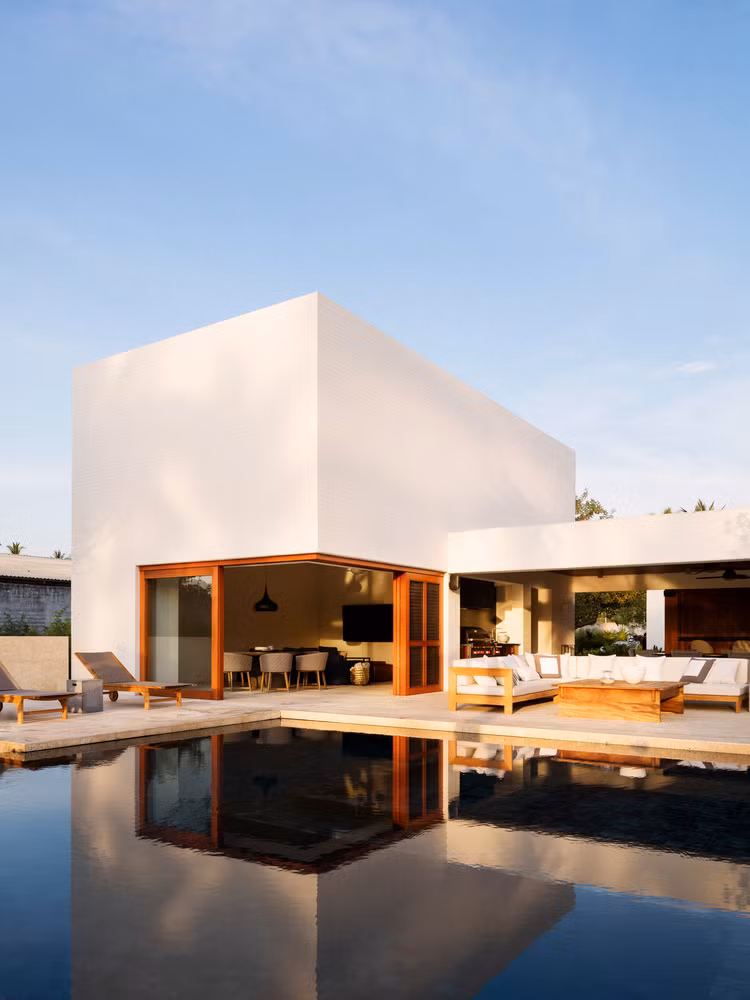 Đó là sự kết hợp tương phản giữa không gian ngoại thất và nội thất.