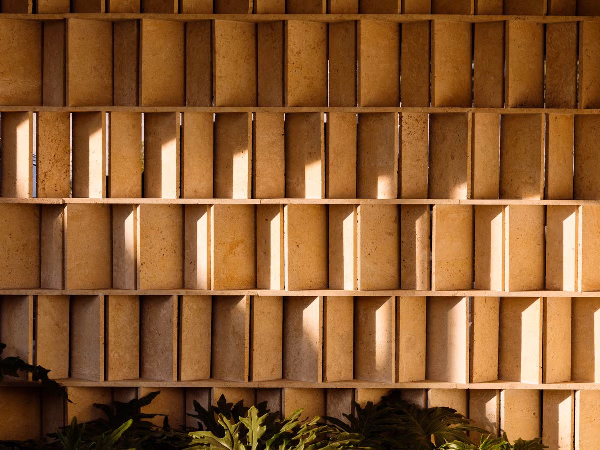 Bức tường có khe hở giúp đảm bảo được sự kín đáo, riêng tư cần thiết và lưu thông không khí.