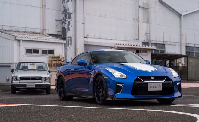 Đối với GT-R 50th Anniversary Edition, xe sẽ được phân phối với ba màu ngoại thất tương phản là Bayside Blue, Pearl White và Super Silver. Cả hai phiên bản đặc biệt đều có cùng màu nội thất xám với vô lăng, cần số là điểm nhấn. Trần xe bọc da Alcantara và bảng táp lô bọc da Nappa thủ công.