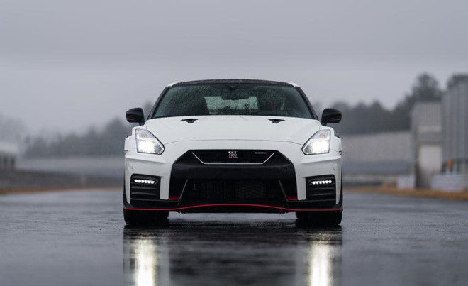 Phiên bản Nismo hiệu năng cao có thân xe bằng sợi carbon, chắn bùn phía trước với hốc lấy gió liên tưởng đến chiếc xe đua GT-R GT3 của Nissan. Mâm xe hợp kim nhôm 20 inch của thương hiệu Rays kết hợp với thân xe khối lượng nhẹ cho tổng trọng lượng giảm 30 kg.