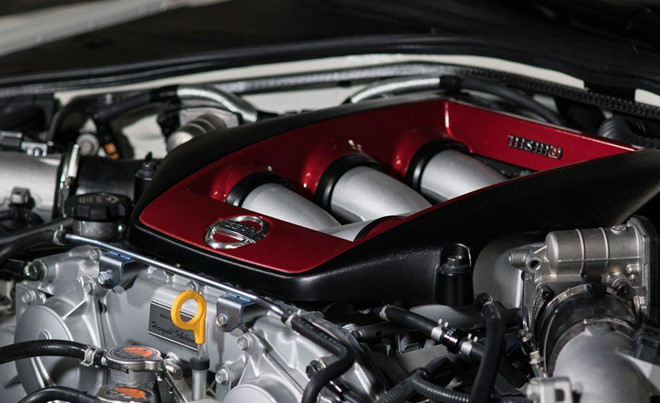Động cơ tăng áp kép 3.8L quen thuộc vẫn cho ra công suất 600 mã lực và mô-men xoắn 650 Nm, nhưng phiên bản Nismo 2020 được trang bị động cơ tăng áp nâng cấp trực tiếp từ xe đua GT-R GT3. Nissan cho biết động cơ tăng áp mới tăng cường phản ứng tăng tốc nhanh hơn 20%.