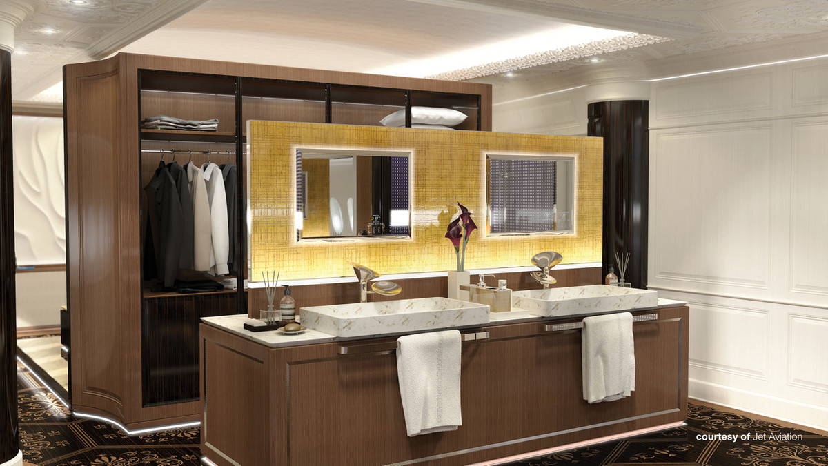 Phía sau phòng khách là phòng tắm chính và tủ quần áo.