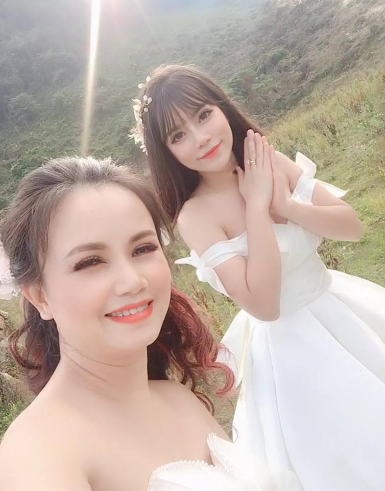 Cả ê-kíp 17 người chỉ phục vụ đôi uyên ương trẻ mà vẫn cảm như thiếu thiếu với bao bối cảnh núi rừng thần tiên. Điều đặc biệt là cả gia đình từ bà ngoại, thông gia và bé nhất là em Mầm cũng đi 300 km để chụp hình cùng chị, bởi lẽ với gia đình tôi đó là một trong những khoảnh khắc thiêng liêng, lịch sử của cuộc đời" - diễn viên Hoàng Yến tâm sự.