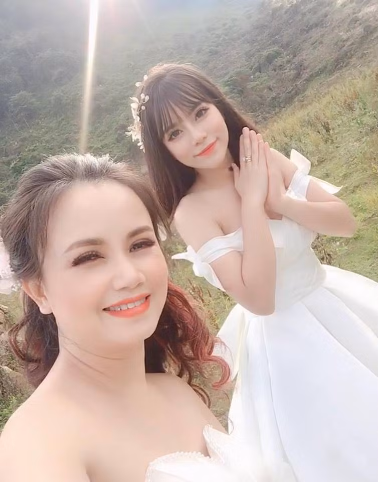 Cả ê-kíp 17 người chỉ phục vụ đôi uyên ương trẻ mà vẫn cảm như thiếu thiếu với bao bối cảnh núi rừng thần tiên. Điều đặc biệt là cả gia đình từ bà ngoại, thông gia và bé nhất là em Mầm cũng đi 300 km để chụp hình cùng chị, bởi lẽ với gia đình tôi đó là một trong những khoảnh khắc thiêng liêng, lịch sử của cuộc đời" - diễn viên Hoàng Yến tâm sự.