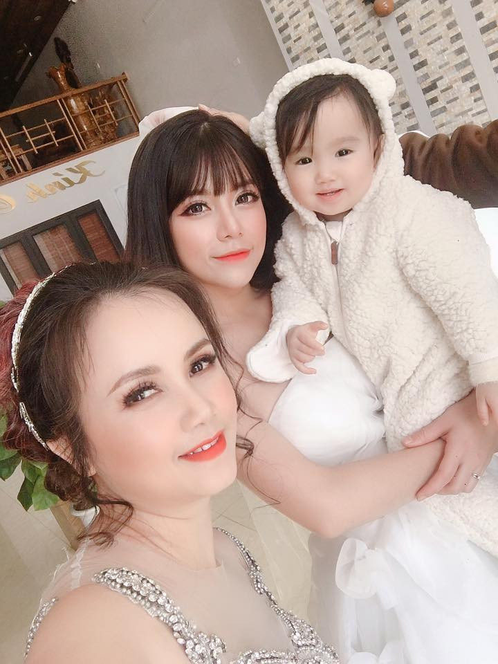 Mặc dù mặc váy cưới chụp hình nhưng kỳ thực diễn viên Hoàng Yến không hề lên xe hoa như nhiều người lầm tưởng. Đó là dịp cả gia đình cùng đi chụp hình cưới với cô con gái lớn Yến My sẽ làm đám cưới trong đầu năm 2019.