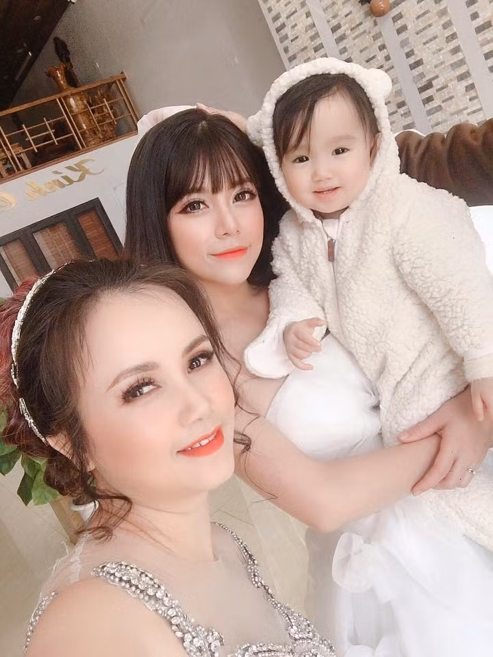 Mặc dù mặc váy cưới chụp hình nhưng kỳ thực diễn viên Hoàng Yến không hề lên xe hoa như nhiều người lầm tưởng. Đó là dịp cả gia đình cùng đi chụp hình cưới với cô con gái lớn Yến My sẽ làm đám cưới trong đầu năm 2019.
