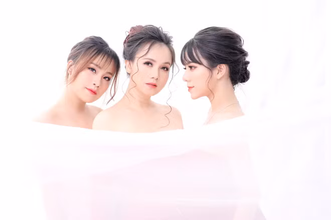 2 cô con gái lớn của nữ diễn viên là Yến My (25 tuổi) và Yến Minh (17 tuổi).