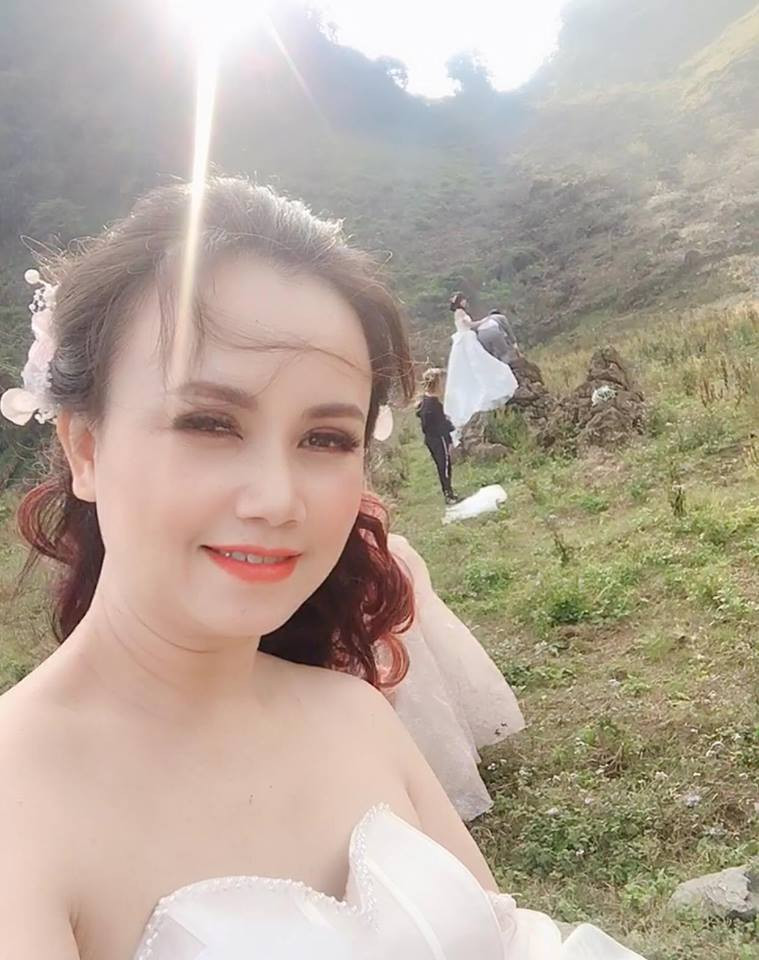 Ở tuổi 43, Hoàng Yến vẫn giữ được nhan sắc trẻ đẹp không thua kém những cô gái. Nữ diễn viên chia sẻ: "Sau khi được bên áo cưới đưa ra mấy chục địa điểm, tôi thấy mình đã chính xác khi chọn Mộc Châu là nơi thực hiện bộ ảnh cưới cho con gái. Cảnh ở đó đúng là cảnh thần tiên, khiến con người ta đẹp hơn thánh thiện hơn rất nhiều. Cảm giác của mẹ có con gái đi lấy chồng rồi cũng đã thực sự đến trong tôi. Nó lạ lắm. Tôi không lo lắng nhiều, nhưng đúng là đến giờ vẫn chưa có từ gì để tả cảm xúc của mình. Chỉ biết là đứa con gái bấy lâu trong mắt tôi luôn mạnh mẽ, bản lĩnh, tự tin, trưởng thành, vậy mà chả hiểu sao giờ đây tôi bỗng thấy nó nhỏ bé, mong manh đến lạ...."