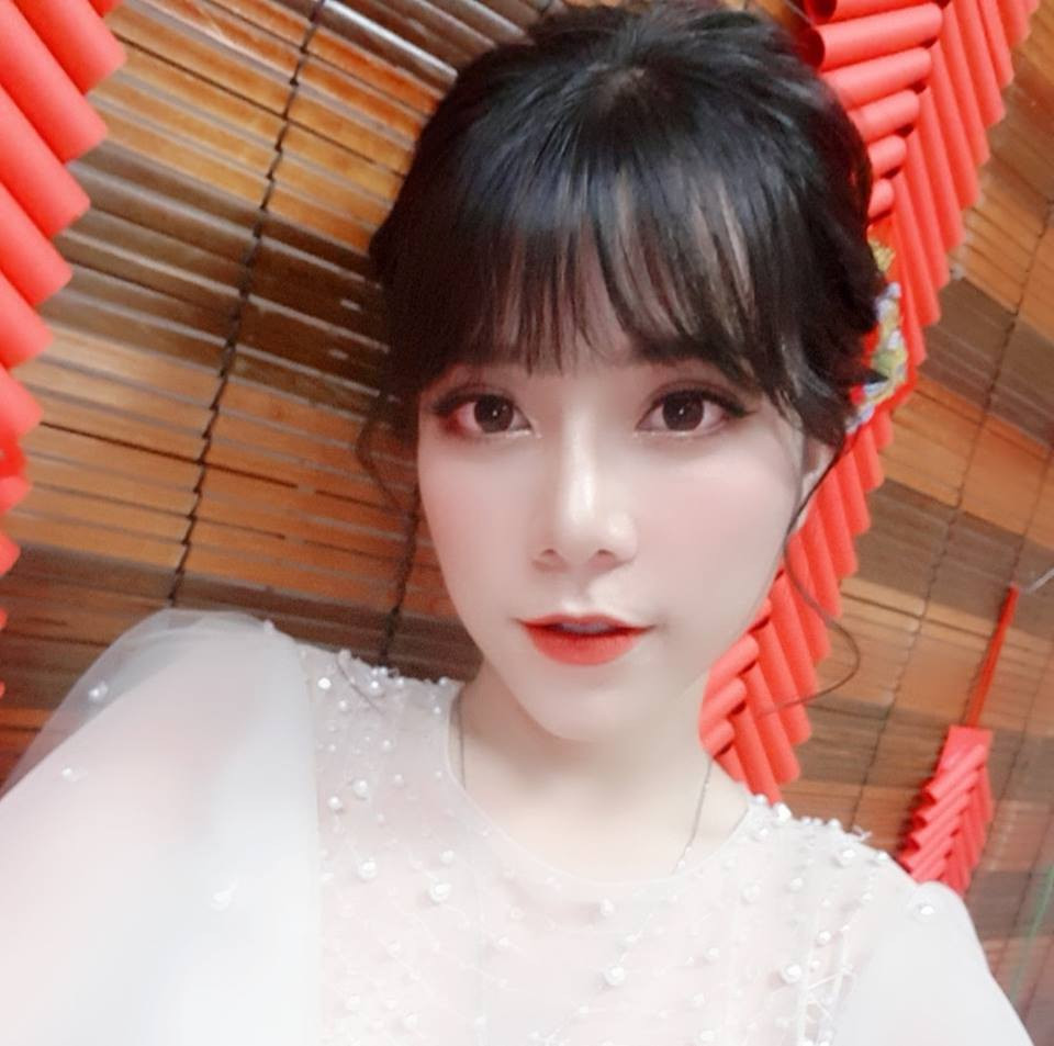 Cô con gái lớn của diễn viên Hoàng Yến là Yến My, năm nay 25 tuổi. Yến My được bạn trai cầu hôn vào đúng dịp sinh nhật của người em út. Hiện tại, Yến My vừa phát triển kinh doanh vừa là ca sĩ tự do.