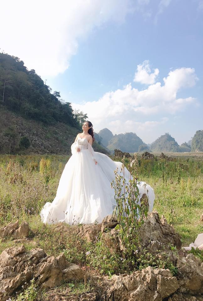 Hình ảnh nữ diễn viên diện váy cưới trắng bồng bềnh chụp hình giữa khung trời thiên nhiên làm nhiều người phỏng đoán chị lại đi bước nữa.