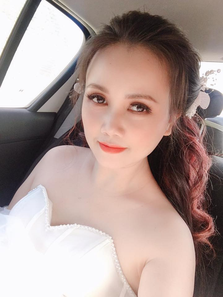 Mới đây nữ diễn viên Hoàng Yến của nhiều phim hài Tết miền Bắc bất ngờ chia sẻ ảnh mặc áo cưới. Cư dân mạng không khỏi bất ngờ vì hiện tại Hoàng Yến đang sống hạnh phúc bên ông xã Cao Thắng. Đây cũng là người chồng thứ tư của chị sau những biến cố ly hôn.