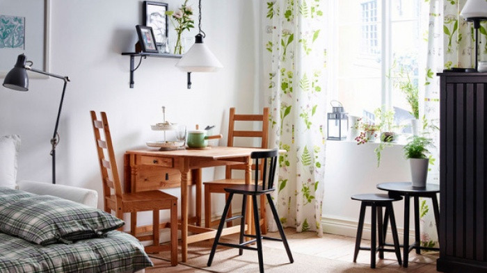 Treo một bức tranh quá lớn hay quá nhỏ so với khoảng tường nhà đều được coi là thảm họa. Nếu muốn treo bức tranh tường lớn, hãy đo chính xác kích cỡ của bức tranh và tìm khoảng không gian phù hợp.