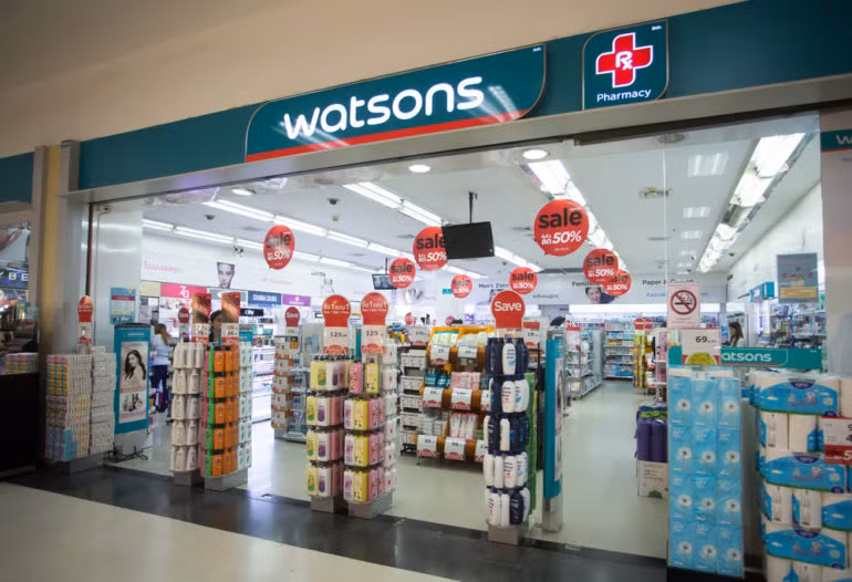 Bên cạnh đó, A.S Watson còn sở hữu các thương hiệu bán lẻ khác như Drogas, Superdrug và Watsons’ Wine với hơn 14.500 cửa hàng tại 26 thị trường khác nhau trên thế giới. Ảnh: Retail in Asia.
