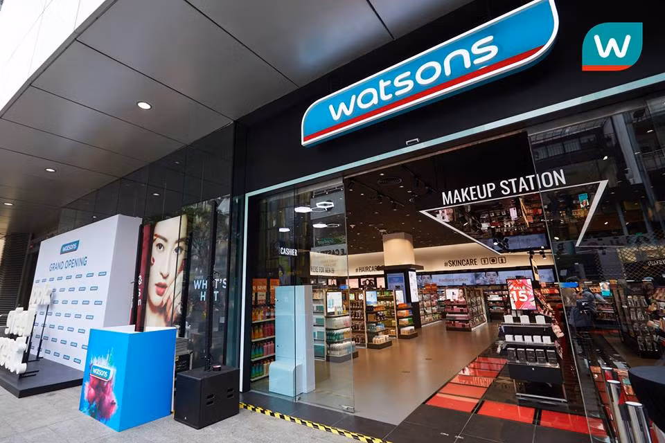 Cửa hàng A. S. Watson &amp; Co thành lập tại Hong Kong vào năm 1841. Đây cũng là công ty con của Tập đoàn CK Hutchison Holdings Limited, với 5 ngành kinh doanh chính là cảng biển và dịch vụ liên quan, bán lẻ, cơ sở hạ tầng, năng lượng và viễn thông. Ảnh: FB Nhung Phan.