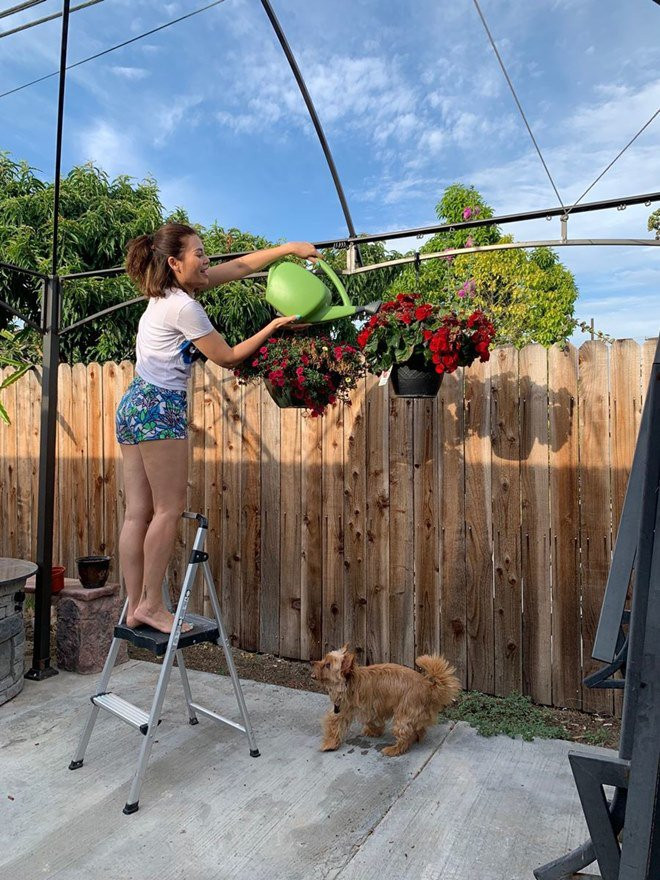 Những lúc rảnh rỗi, Ngọc Anh thường tự tay chăm sóc những giỏ hoa trong vườn nhà.