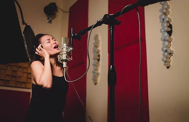 Trong căn biệt thự, nữ ca sĩ Ngọc Anh 3A dành một phòng làm phòng thu âm để thỏa mãn niềm đam mê âm nhạc của mình.