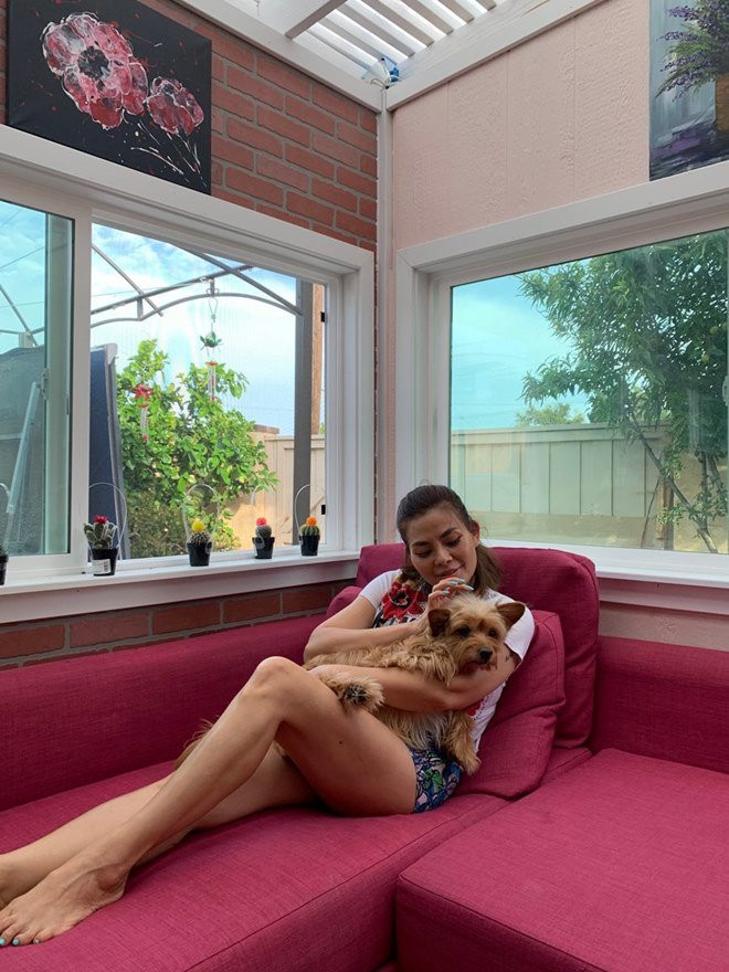 Phòng khách đơn giản, ấm áp với chiếc ghế sofa đỏ nổi bật.