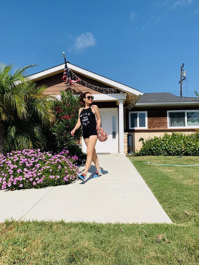 Nữ ca sĩ bằng lòng với công việc nội trợ trong căn biệt thự ven biển ở bang California (Mỹ). Phía trước căn nhà là thảm cỏ xanh mướt và những góc hoa tím thơ mộng.