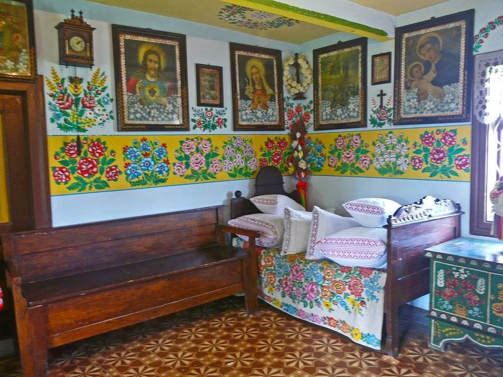 Mỗi năm, các căn nhà được thay "áo" mới một lần.