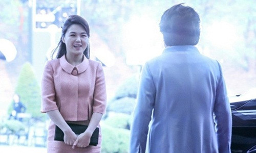 Chiếc túi này có khả năng chống chịu được nhiều tác động vật lý cũng như vết bẩn và là một trong những thiết kế kinh điển của Dior. Ảnh: AP.