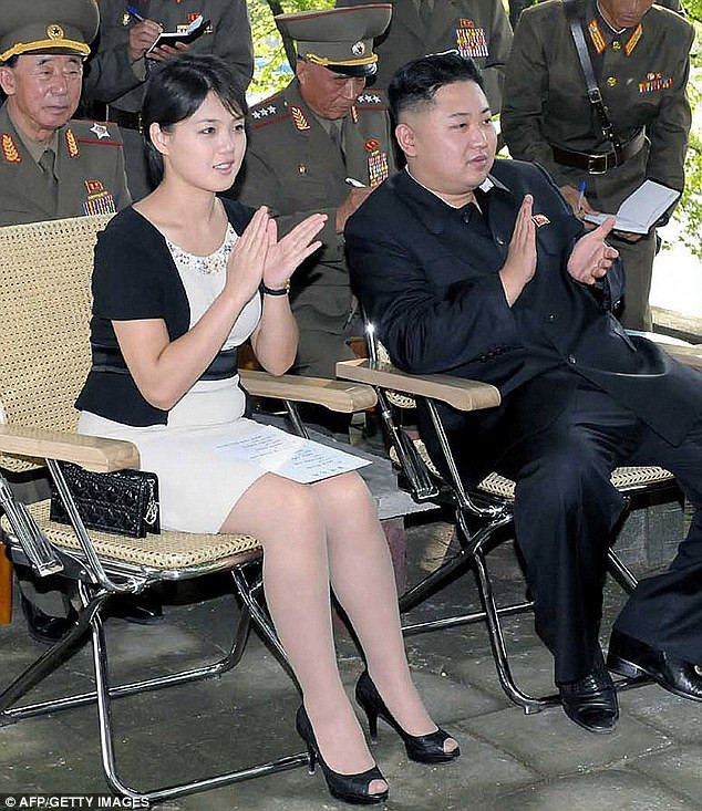 Túi xách Christian Dior theo chân phu nhân nhà lãnh đạo Kim Jong-un tới sự kiện. Ảnh: Getty Image.