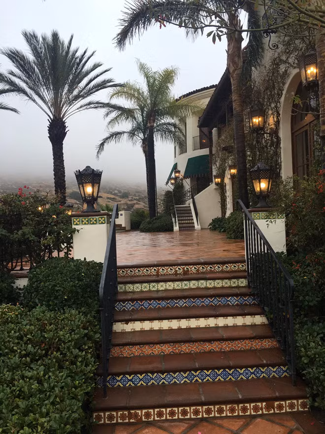 Tổng diện tích của cả khu biệt thự lên tới hơn 50.000 m2, bao gồm một trang trại cưỡi ngựa và dinh thự rộng hơn 17.000m2.