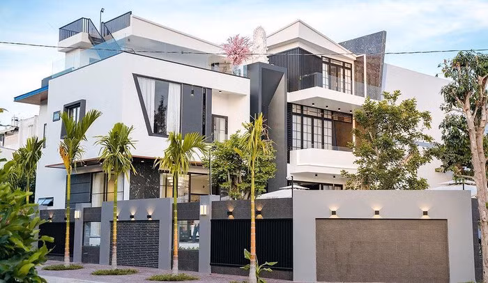 Biệt thự của nam diễn viên Quốc Trường nằm trong khu dân cư, rộng 700m2. Ảnh: Tiền phong.