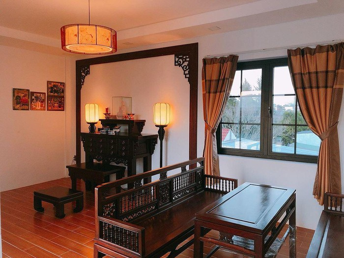 Phòng thờ sử dụng tông màu trầm khá trang nghiêm, nội thất chủ yếu làm bằng gỗ. Ảnh: Tiền phong.