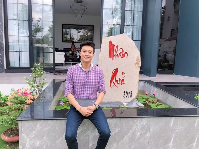 Diễn xuất của Quốc Trường trong phim "Về nhà đi con" đang nhận được nhiều lời khen ngợi của khán giả. Mới đây, nam diễn viên tổ chức tân gia nhà mới ở Cần Thơ. Ảnh: Khoevadep.