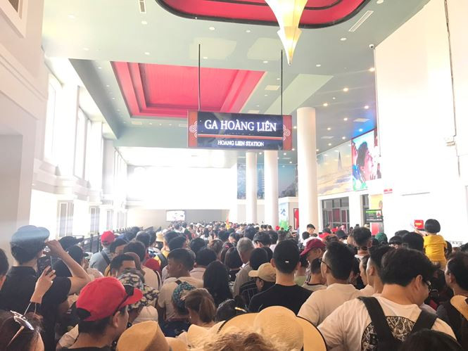 Hàng nghìn người đã đổ về Sa Pa (Lào Cai), chờ mua vé cáp treo lên Fansipan tham quan 'nóc nhà' Đông Dương.