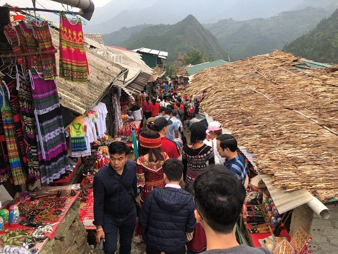 Lượng du khách đổ về quá đông khiến các bản du lịch Sa Pa quá tải. Ảnh: Chen nhau xuống thăm bản Cát Cát.