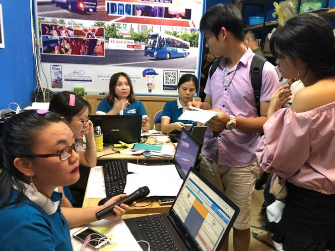 Theo chị Trần Hạnh (giám đốc một Cty chuyên khai thác các tour du lịch Hà Nội – Sa Pa) cho biết: Từ khi tuyết xuất hiện ở Sa Pa, nhà xe đã huy động tăng cường thêm xe giường nằm cao cấp, xe ca bin, xe valentine để đảm bảo nhu cầu đi đi Sa Pa ngắm tuyết cho người nhưng không đáp ứng đủ chỗ. Những khách sạn khu trung tâm Sapa đều kín phòng. Từ ngày 28/4 đến nay mỗi ngày nhà xe chạy 15 chuyến xe gường nằm lên Sa Pa đều luôn kín khách. Để có vé khách đã phải đặt qua phần mềm trước đó".