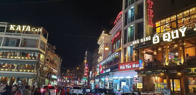 Do lượng khách đến Sa Pa tăng đột biến nên dẫn đến tình trạng các khách sạn hết phòng nghỉ. Nhà hàng quá tải. Anh Hoàng Xuân Doanh, chủ trang fan page Review Sapa 3.0 cho biết: “Dịp nghỉ lễ, hàng trăm người đăng lên diễn đàn hỏi nhà nghỉ, khách sạn nào ở Sa Pa còn phòng bởi khi gọi số hotline các khách sạn đều đã cháy phòng. Hiện các khách sạn, nhà nghỉ ở Sa Pa hầu như đã kín phòng đặt trước. Dọc Sa Pa các nơi lưu trú đều treo biển “Hết phòng nghỉ” từ tối ngày 28/4 đến ngày hôm nay”.