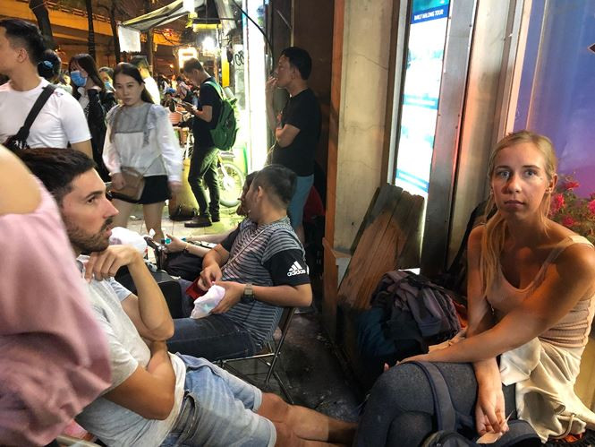 Nhiều người đưa cả gia đình đi du lịch Sa Pa dịp ngỉ lễ. "Đọc báo chúng tôi được biết khí hâụ trên Sa Pa hiện rất lạnh, nhiều chỗ có 10 độ C nên gia đình quyết định lên nghỉ lễ để tận hưởng cảm giác "mùa đông giữa mùa hè".