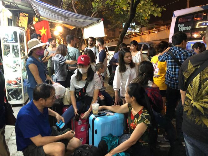 Nghe tin dự báo thời tiết, nhiệt độ tại Sa Pa sẽ giảm mạnh, trong những ngày nghỉ lễ 30/4 thì ở đỉnh Fansipan, Sa Pa, mức nhiệt độ đang ở 13 độ C Du khách tiếp tục đổ dồn về Sa Pa tận hưởng tiết trời 'đông giữa hè' - ảnh 5 ...trong đêm, nhiệt độ tại đỉnh Fansipan có thể xuống tới 4 độ C và tiếp tục giảm trong những ngày tới nếu trời có mưa nên trong tối ngày 29/4, hàng nghìn du khách từ Hà Nội và các tỉnh miền xuôi như Hải Phòng, Hải Dương, Quảng Ninh, Bắc Ninh, Ninh Bình… đã đổ xô đến Sa Pa, đa số là thanh niên, để mong muốn được một kỳ nghỉ lễ mát mẻ, đỡ oi bực, ngột ngạt.