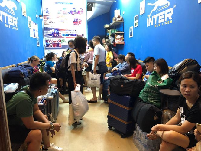 Du khách chờ xe để đi Sa Pa nghỉ lễ.