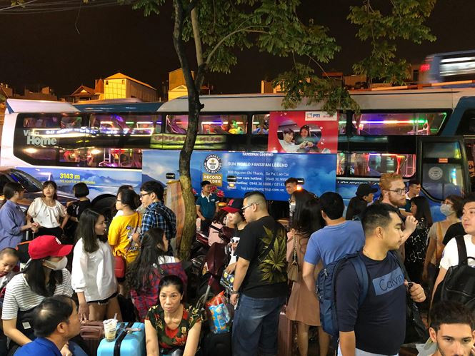 Tối 29/4, nhiều du khách nước ngoài cũng bắt đầu chuyến du lịch khám phá Sa Pa.