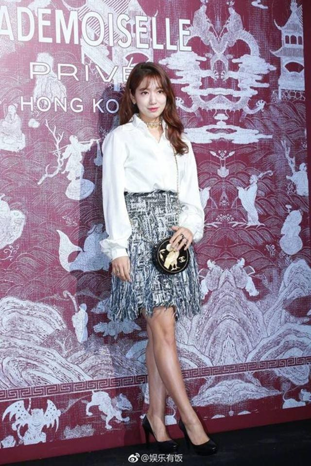 Đôi chân thon hơn (tuy chưa hoàn hảo) là minh chứng rõ nét nhất chứng minh nỗ lực kiểm soát cân nặng của nữ diễn viên Hồi ức Alhambra.