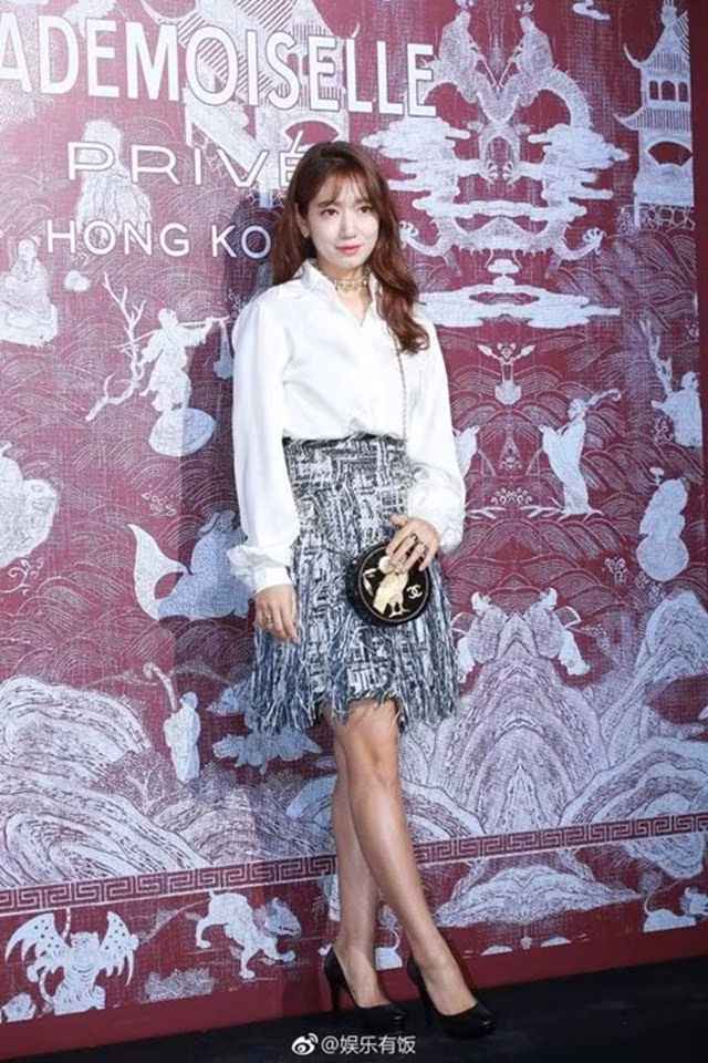 Đôi chân thon hơn (tuy chưa hoàn hảo) là minh chứng rõ nét nhất chứng minh nỗ lực kiểm soát cân nặng của nữ diễn viên Hồi ức Alhambra.