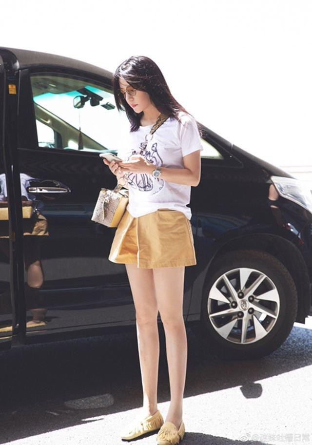 Nhưng bây giờ, mọi sự đã thay đổi, cặp chân thon của nàng Tiểu Yến Tử trở thành đề tài yêu thích của báo chí.